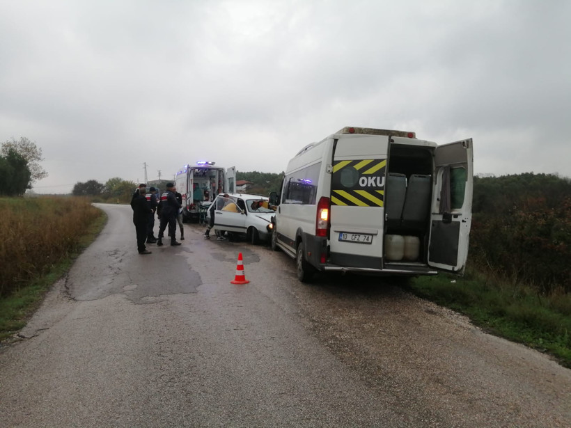 Gönen’de Trafik Kazası: Sıkışan Sürücü Kurtarıldı