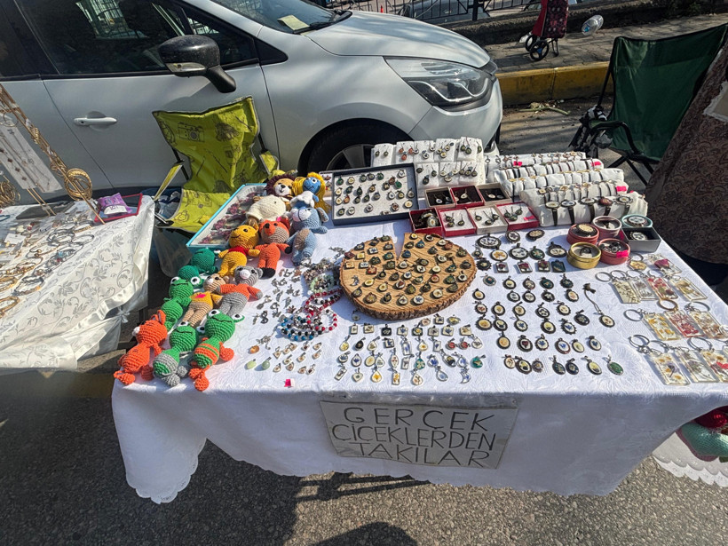 Balıkesirli Kadın Girişimci Gerçek Çiçeklerden Takı Yapıyor