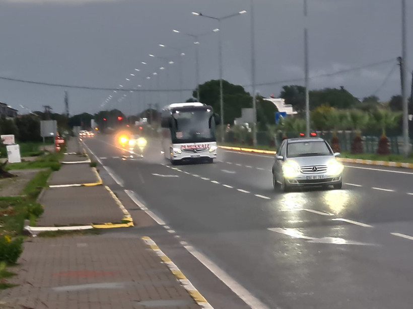 Altınoluk’ta Geceyi Şimşekler Aydınlattı 