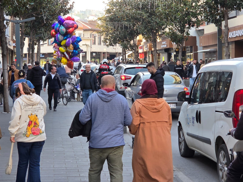 Balıkesir’de İlginç Manzara! Montlar Elde, Güneş Dışarıda: Vatandaşlar Çarşıya Akın Etti