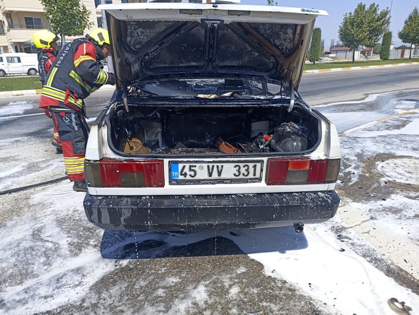  Karesi’de Seyir Halindeki Otomobil Alev Alev Yandı