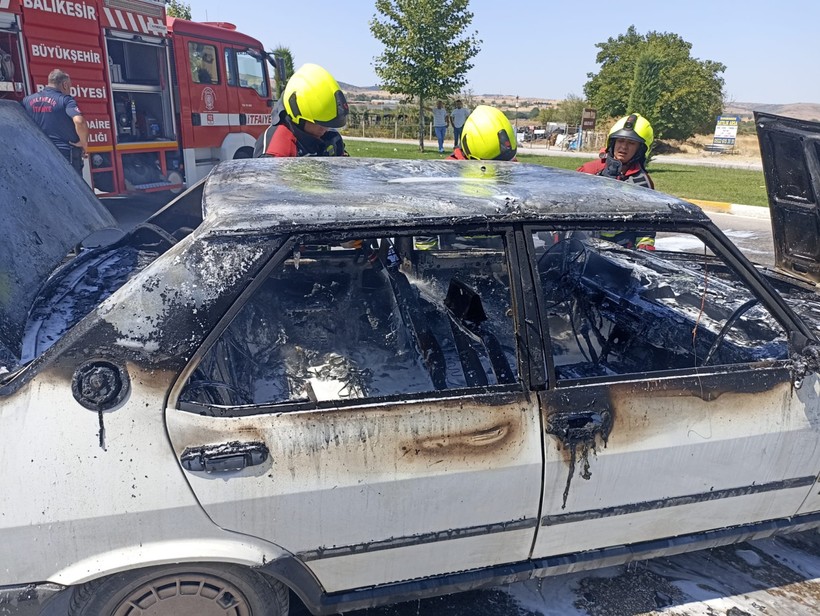  Karesi’de Seyir Halindeki Otomobil Alev Alev Yandı