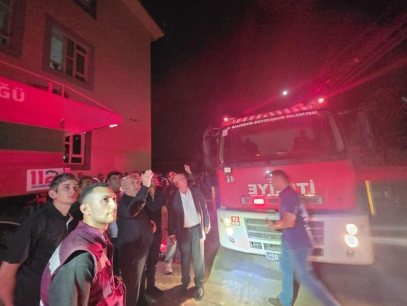 Balıkesir Dursunbey’de Çıkan Ev Yangını Ekiplerin Müdahalesiyle Söndürüldü