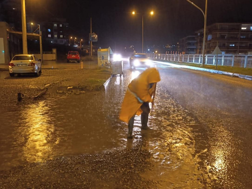 Edremit'te Kabus Gibi Gece: Yağmur ve deprem korkusu bir arada - Resim: 1