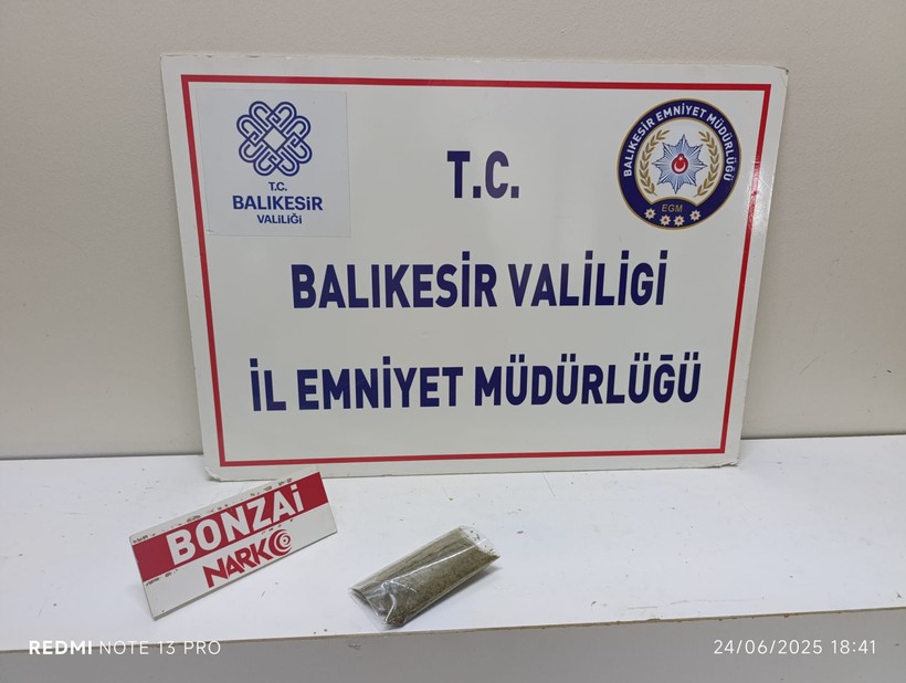  Balıkesir’de Uyuşturucuya 4 Gözaltı  Balıkesir İl Emniyet Müdürlüğü Narkotik Suçlarla Mücadele birimleri tarafından 25 Haziran 2025 tarihinde il genelinde gerçekleştirilen operasyonlarda uyuşturucu ticaretine ağır darbe indirildi.  Balıkesir Merkez’de yapılan çalışmalarda: 60 gram metamfetamin, 23 adet sentetik ecza hap, Suçtan elde edildiği değerlendirilen 10.050 TL para ele geçirildi. Yapılan operasyon sonucunda yakalanan 3 şahıs hakkında, Uyuşturucu veya Uyarıcı Madde İmal ve Ticareti suçundan adli işlem başlatıldı.  Edremit ilçesinde Narkotik Suçlarla Mücadele Büro Amirliği ekiplerinin yürüttüğü operasyonda ise: 74 gram Sentetik Kannabinoid (Bonzai) ele geçirildi. Olayla ilgili 1 kişi gözaltına alındı ve hakkında Uyuşturucu veya Uyarıcı Madde İmal ve Ticareti suçundan işlem başlatıldı.  Emniyet birimleri, uyuşturucu ile mücadele kapsamında il genelinde denetim ve operasyonlara aralıksız devam edileceğini bildirdi. 