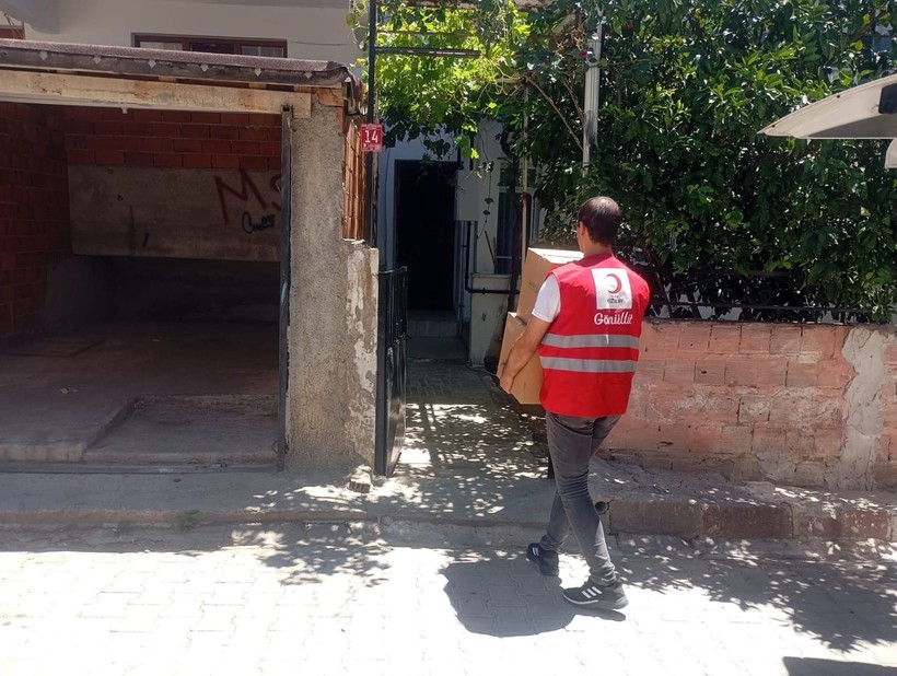 Edremit Kızılay, Kavurucu Sıcakta da, Dondurucu Soğukta da Umut Dağıtıyor