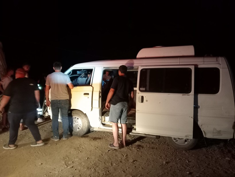  Burhaniye’de Kamyonet Elektrik Direğine Çarptı 1 Kişi Yaralı Kurtarıldı