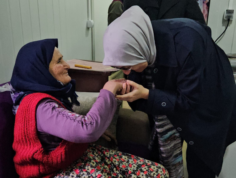 Belgin Uygur'dan Depremzede Cemile Teyze'ye Duygusal Ziyaret - 3. resim