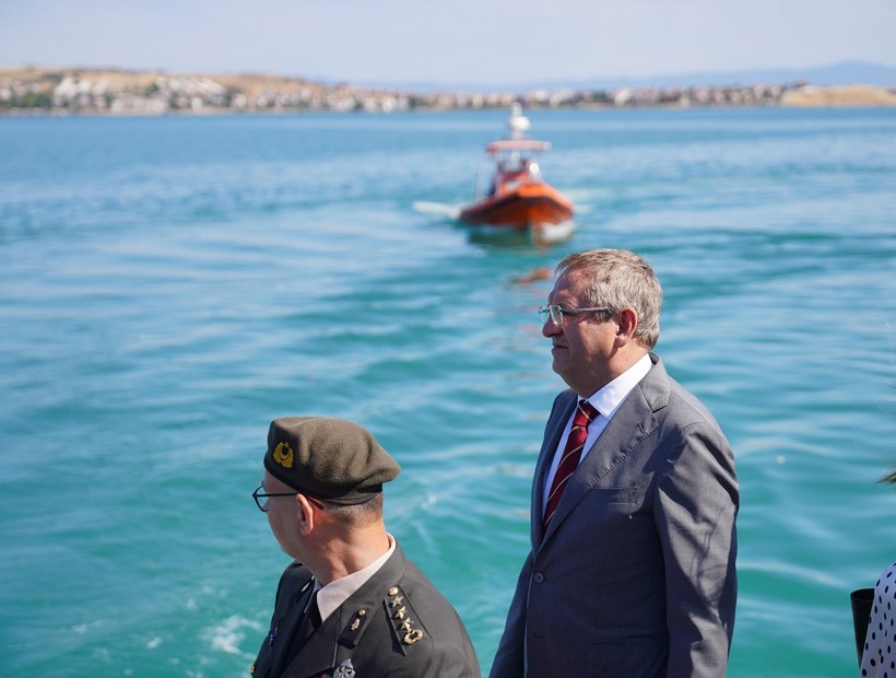 Ayvalık’ta Kabotaj Bayramı Coşkuyla Kutlandı Ayvalık’ta, 1 Temmuz Denizcilik ve Kabotaj Bayramı, çeşitli etkinliklerle coşkulu bir şekilde kutlandı. Ayvalık Belediye Başkanı Mesut Ergin’in katılımıyla gerçekleşen törenler, Cumhuriyet Meydanı’ndaki çelenk sunma programıyla başladı. Törenin ardından Başkan Ergin ve beraberindekiler, deniz şehitlerinin anısına Ayvalık’ın mavi sularına çelenk bırakarak saygı duruşunda bulundu. Etkinlikler kapsamında 100 metre yüzme yarışları ve geleneksel yağlı direkten bayrak alma yarışması da düzenlenerek renkli görüntüler ortaya çıktı. Kabotaj Bayramı’nın denizlerdeki bağımsızlığımızın sembolü olduğunu vurgulayan Başkan Ergin, “Ulu Önder Mustafa Kemal Atatürk’ün liderliğinde mavi sulardaki egemenliğimizi ilan ettiğimiz bu anlamlı günü, her yıl aynı inanç ve kararlılıkla kutlamaya devam edeceğiz. Atamızın ‘Topraklarının ucu deniz olan bir ulusun sınırını, halkının kudreti ve yeteneğinin hududu çizer’ sözünü rehber ediniyoruz. Denizcilik ve Kabotaj Bayramımız kutlu olsun” dedi. Kutlamalar, Ayvalık halkının yoğun katılımıyla bayram havasında tamamlandı.