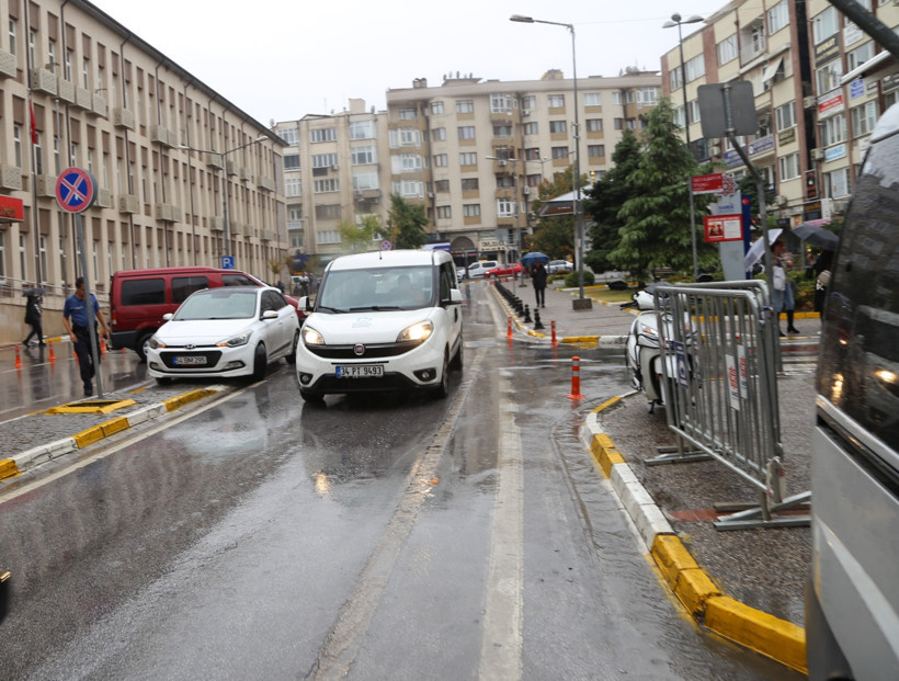 Balıkesir Valiliği Önünde Kaldırıma Park Tepkisi - 2. resim