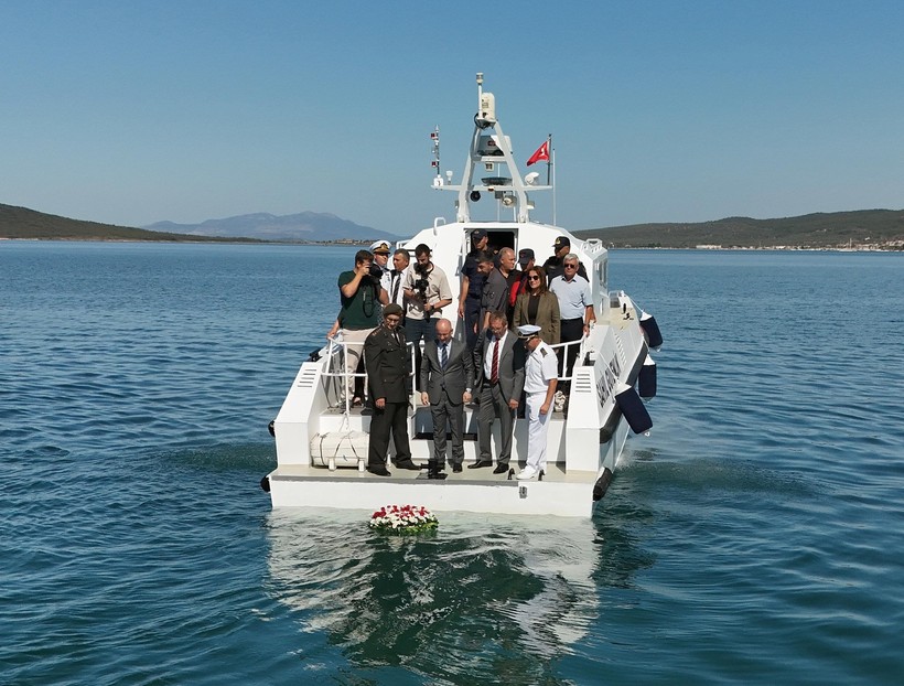 Ayvalık’ta Kabotaj Bayramı Coşkuyla Kutlandı Ayvalık’ta, 1 Temmuz Denizcilik ve Kabotaj Bayramı, çeşitli etkinliklerle coşkulu bir şekilde kutlandı. Ayvalık Belediye Başkanı Mesut Ergin’in katılımıyla gerçekleşen törenler, Cumhuriyet Meydanı’ndaki çelenk sunma programıyla başladı. Törenin ardından Başkan Ergin ve beraberindekiler, deniz şehitlerinin anısına Ayvalık’ın mavi sularına çelenk bırakarak saygı duruşunda bulundu. Etkinlikler kapsamında 100 metre yüzme yarışları ve geleneksel yağlı direkten bayrak alma yarışması da düzenlenerek renkli görüntüler ortaya çıktı. Kabotaj Bayramı’nın denizlerdeki bağımsızlığımızın sembolü olduğunu vurgulayan Başkan Ergin, “Ulu Önder Mustafa Kemal Atatürk’ün liderliğinde mavi sulardaki egemenliğimizi ilan ettiğimiz bu anlamlı günü, her yıl aynı inanç ve kararlılıkla kutlamaya devam edeceğiz. Atamızın ‘Topraklarının ucu deniz olan bir ulusun sınırını, halkının kudreti ve yeteneğinin hududu çizer’ sözünü rehber ediniyoruz. Denizcilik ve Kabotaj Bayramımız kutlu olsun” dedi. Kutlamalar, Ayvalık halkının yoğun katılımıyla bayram havasında tamamlandı.