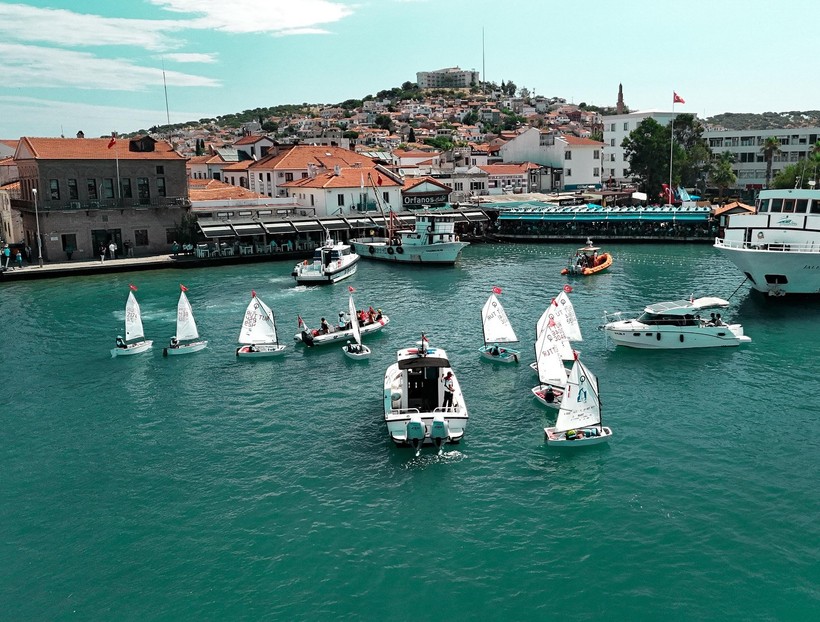 Ayvalık’ta Kabotaj Bayramı Coşkuyla Kutlandı Ayvalık’ta, 1 Temmuz Denizcilik ve Kabotaj Bayramı, çeşitli etkinliklerle coşkulu bir şekilde kutlandı. Ayvalık Belediye Başkanı Mesut Ergin’in katılımıyla gerçekleşen törenler, Cumhuriyet Meydanı’ndaki çelenk sunma programıyla başladı. Törenin ardından Başkan Ergin ve beraberindekiler, deniz şehitlerinin anısına Ayvalık’ın mavi sularına çelenk bırakarak saygı duruşunda bulundu. Etkinlikler kapsamında 100 metre yüzme yarışları ve geleneksel yağlı direkten bayrak alma yarışması da düzenlenerek renkli görüntüler ortaya çıktı. Kabotaj Bayramı’nın denizlerdeki bağımsızlığımızın sembolü olduğunu vurgulayan Başkan Ergin, “Ulu Önder Mustafa Kemal Atatürk’ün liderliğinde mavi sulardaki egemenliğimizi ilan ettiğimiz bu anlamlı günü, her yıl aynı inanç ve kararlılıkla kutlamaya devam edeceğiz. Atamızın ‘Topraklarının ucu deniz olan bir ulusun sınırını, halkının kudreti ve yeteneğinin hududu çizer’ sözünü rehber ediniyoruz. Denizcilik ve Kabotaj Bayramımız kutlu olsun” dedi. Kutlamalar, Ayvalık halkının yoğun katılımıyla bayram havasında tamamlandı.