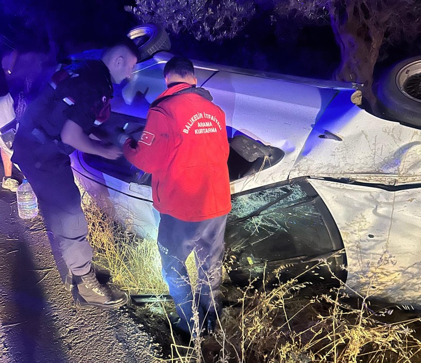 Burhaniye'de Otomobil Zeytin Tarlasına Savruldu: 2 Yaralı