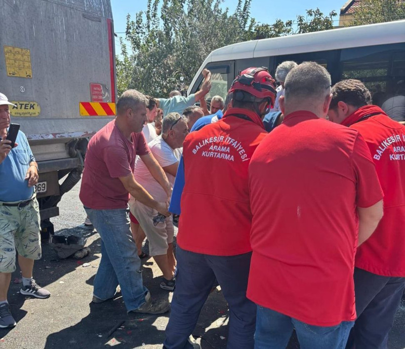 Edremit’te Bir Kaza Daha: Zincirleme Trafik Kazasında Sürücü Araçta Sıkıştı - Resim: 4