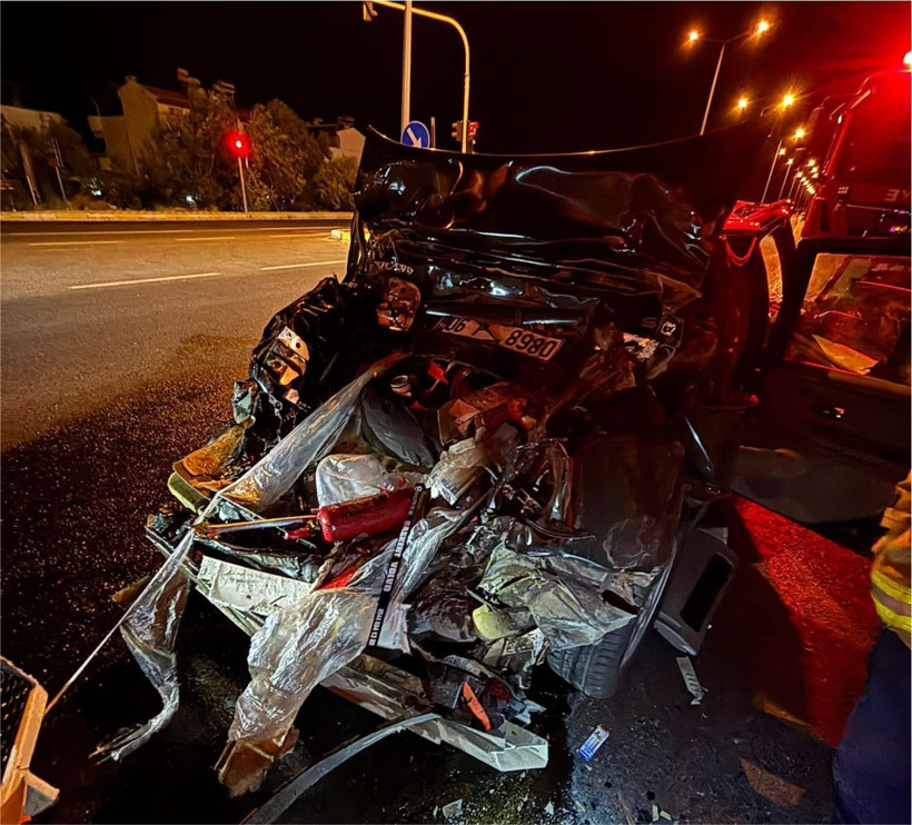 Edremit’te Zincirleme Trafik Kazası: 3 Yaralı - Resim: 2