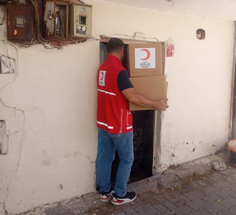 Edremit Kızılay, Kavurucu Sıcakta da, Dondurucu Soğukta da Umut Dağıtıyor