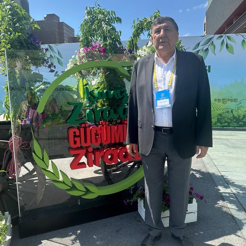 Başkan Mehmet Çetin, 4. Tarım Ekosistemi Buluşması’na Katıldı Ziraat Bankası tarafından düzenlenen ve tarım sektörünün tüm paydaşlarını bir araya getiren 4. Tarım Ekosistemi Buluşması, yoğun katılımla gerçekleştirildi. Etkinliğe Balıkesir Ticaret Borsası Yönetim Kurulu Başkanı Mehmet Çetin de katıldı. Tarımda sürdürülebilirlik, kooperatifçilik, kırsal kalkınma ve genç çiftçilerin sektördeki yeri gibi birçok önemli başlığın ele alındığı buluşma, tarım politikalarının geleceği açısından dikkat çekici oturumlara sahne oldu. Başkan Mehmet Çetin, etkinliğe dair yaptığı değerlendirmede, “Kooperatifçilik, kırsal kalkınma ve genç çiftçilerin tarımdaki yeri gibi önemli konuların gündeme geldiği bu buluşmanın, tarım sektörümüz adına verimli geçmesini temenni ediyorum. Organizasyonda emeği geçen herkese teşekkür ederim,” ifadelerini kullandı. Tarımın farklı alanlarından uzmanlar, kamu temsilcileri ve üretici örgütlerinin de yer aldığı programda, sektörün mevcut sorunları ve geleceğe yönelik stratejiler masaya yatırıldı.