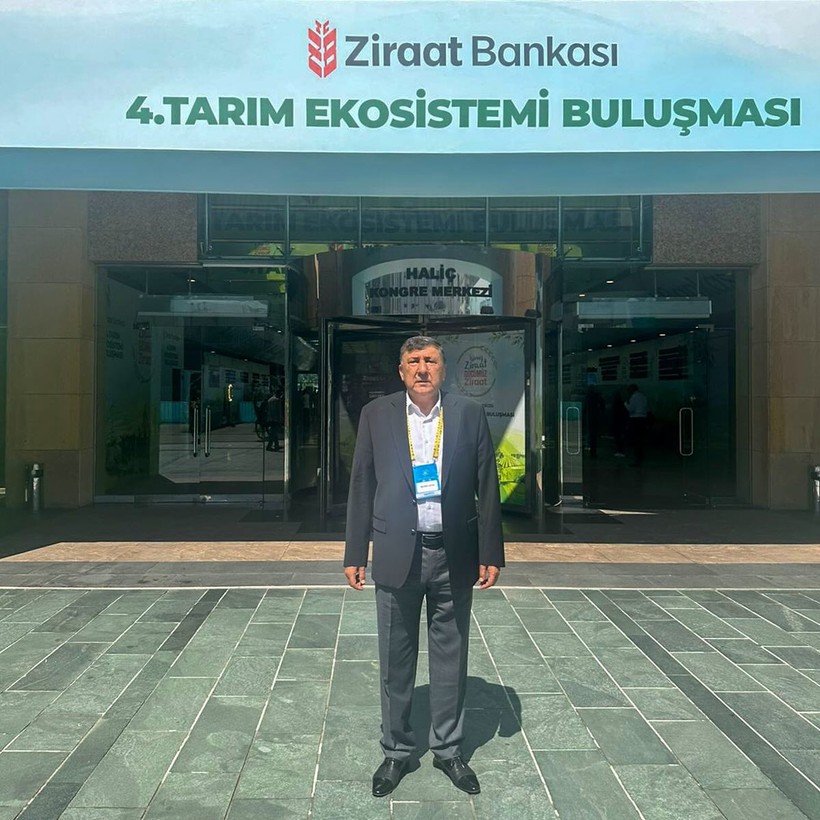 Başkan Mehmet Çetin, 4. Tarım Ekosistemi Buluşması’na Katıldı Ziraat Bankası tarafından düzenlenen ve tarım sektörünün tüm paydaşlarını bir araya getiren 4. Tarım Ekosistemi Buluşması, yoğun katılımla gerçekleştirildi. Etkinliğe Balıkesir Ticaret Borsası Yönetim Kurulu Başkanı Mehmet Çetin de katıldı. Tarımda sürdürülebilirlik, kooperatifçilik, kırsal kalkınma ve genç çiftçilerin sektördeki yeri gibi birçok önemli başlığın ele alındığı buluşma, tarım politikalarının geleceği açısından dikkat çekici oturumlara sahne oldu. Başkan Mehmet Çetin, etkinliğe dair yaptığı değerlendirmede, “Kooperatifçilik, kırsal kalkınma ve genç çiftçilerin tarımdaki yeri gibi önemli konuların gündeme geldiği bu buluşmanın, tarım sektörümüz adına verimli geçmesini temenni ediyorum. Organizasyonda emeği geçen herkese teşekkür ederim,” ifadelerini kullandı. Tarımın farklı alanlarından uzmanlar, kamu temsilcileri ve üretici örgütlerinin de yer aldığı programda, sektörün mevcut sorunları ve geleceğe yönelik stratejiler masaya yatırıldı.