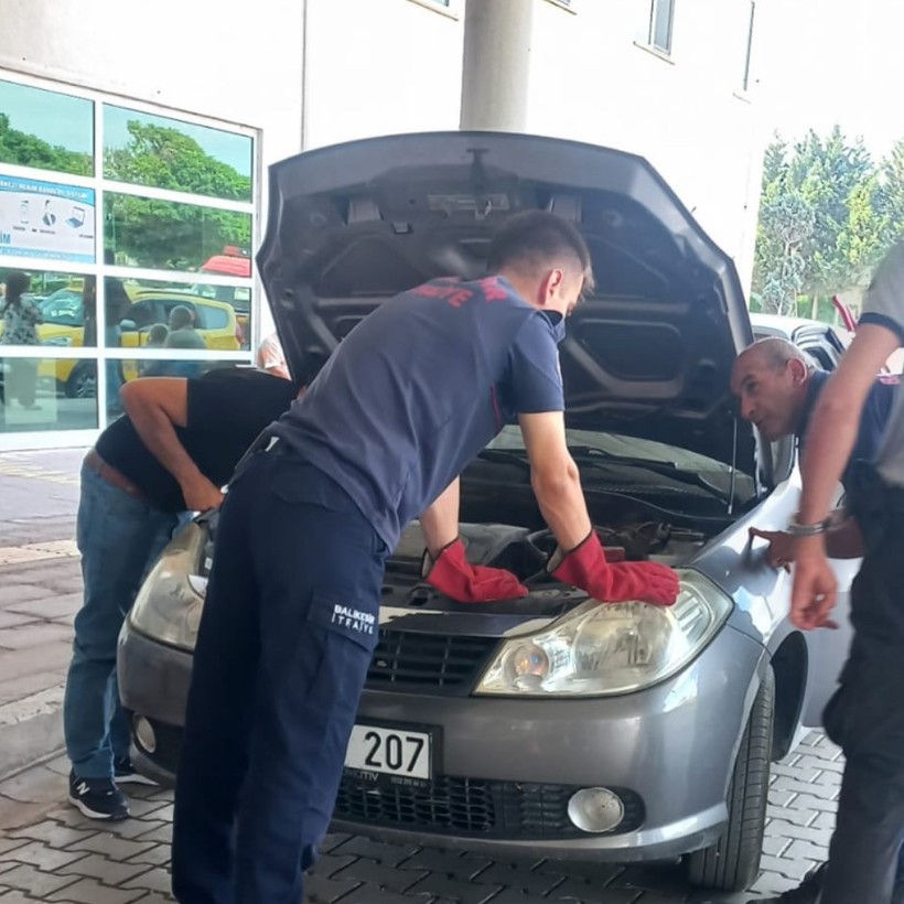 Aracın Kaputunda Yılan Tehlikesi