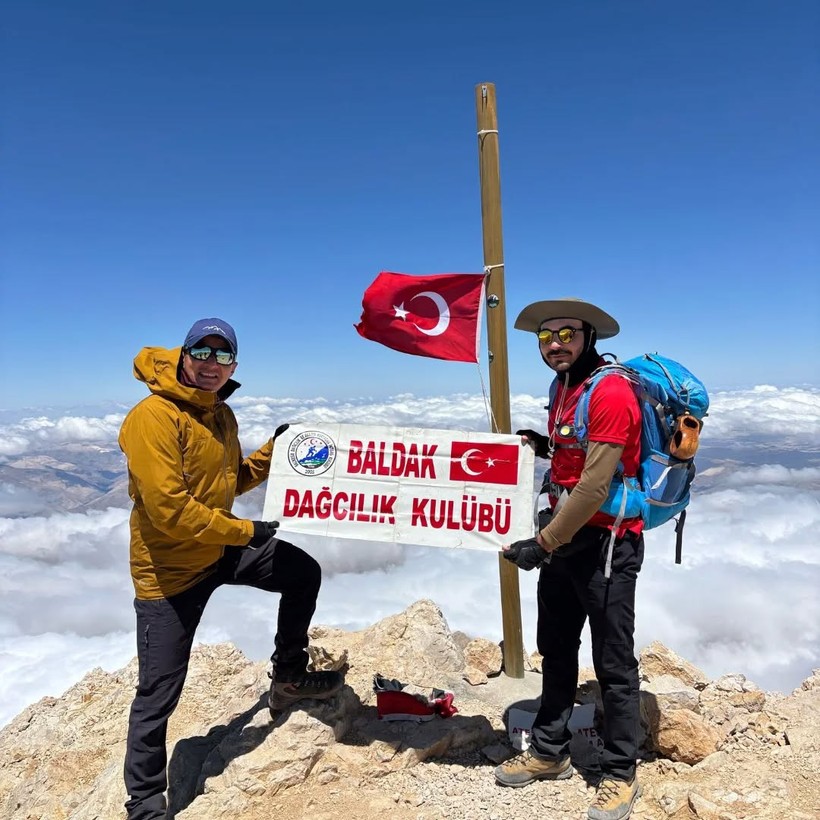  BALDAK Sporcusu Hakan Özkan, Emler Zirvesi'ne Tırmandı
