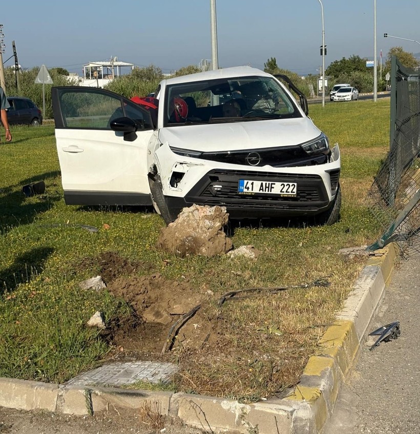 Edremit Avcılar Kavşağında Otomobil ile Minibüs Çarpıştı:1 Yaralı 