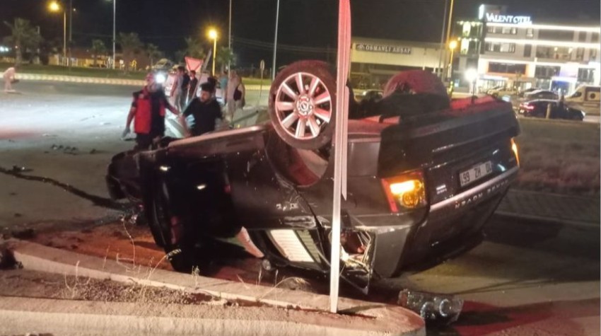 Edremit'teki Akıllı Kavşakta Araç Takla Attı: 2 Yaralı