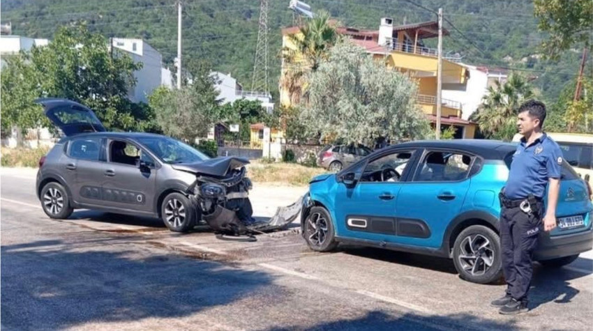 Balıkesir’de 2 Araç Kafa Kafaya Çarpıştı: 5 Yaralı