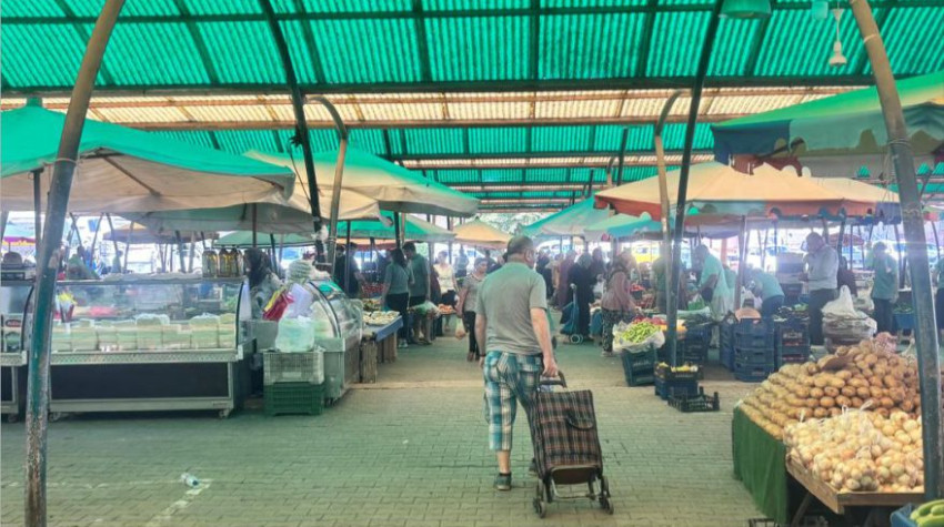Çarşamba Pazarı’nda İlginç Görüntü: Gündüz Yanan Lambalar
