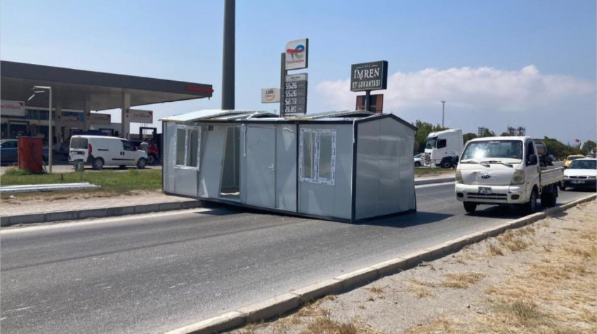 Bandırma’da tırdan düşen konteyner trafiği aksattı
