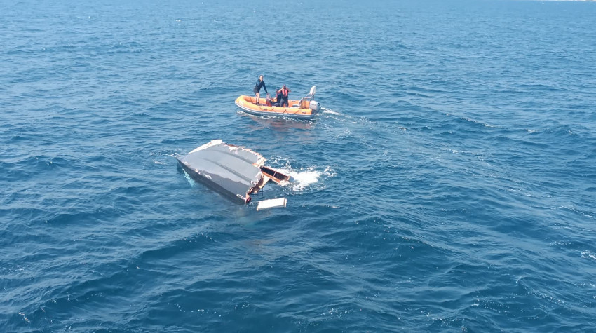Balıkesir'de Denizde Can Pazarı Tekne Parçalanmış Bulundu! Kayıp Şahıs Aranıyor
