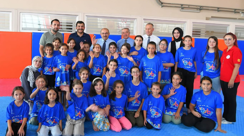 Vali Ustaoğlu, Yaz Spor Okullarındaki Genç Sporcularla Buluştu
