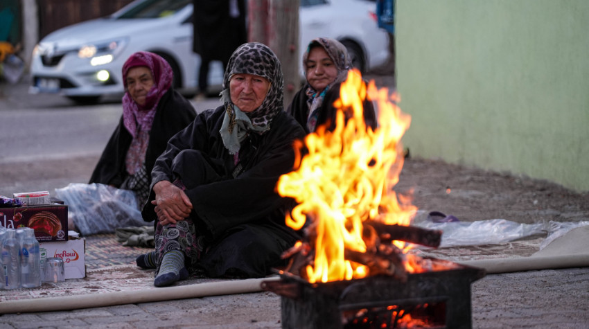 Sındırgı’da Mahalle Sakinleri Geceyi Sokakta Geçirdi