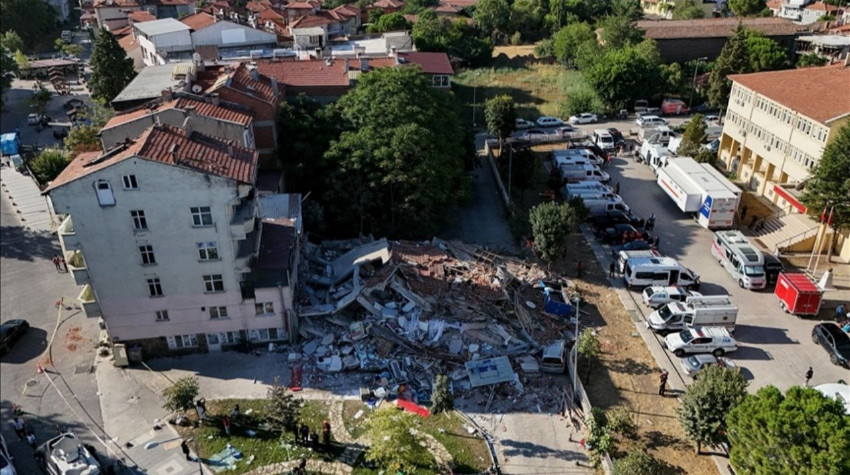 Camide mihrap tacı cemaatin üzerine düştü: Bir ölü