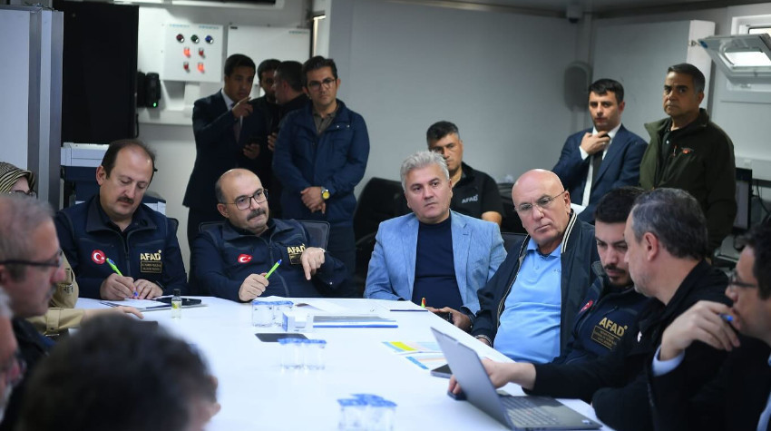 Sındırgı’da Deprem Sonrası Kritik Toplantı: Vali Ustaoğlu ve AFAD Başkanı Sahada!