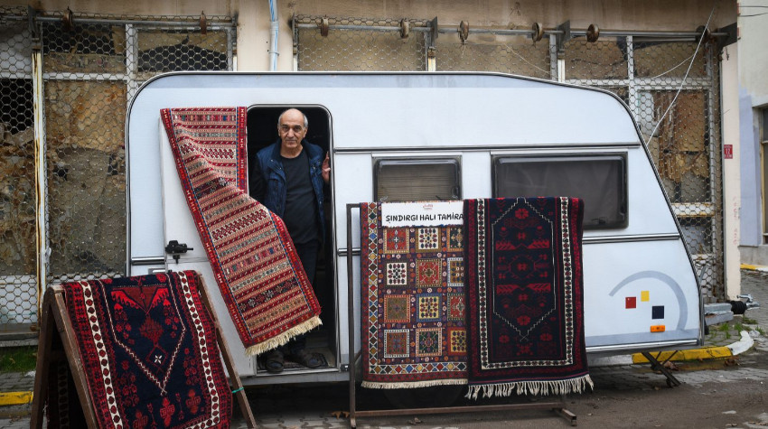 Sındırgı'ya yaşayan halı tamircisi dükkanını karavana taşıdı