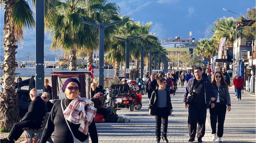 Altınkum Kordon’da Yapılar Mühürlendi Ama Deniz Keyfi Bitmedi