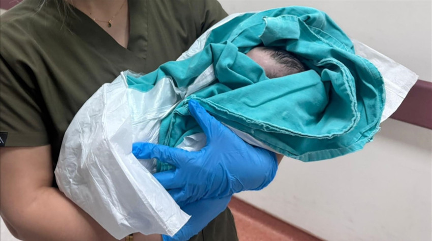 Bakan Göktaş'tan doğum yapan annelere "yeni yıl" ziyareti