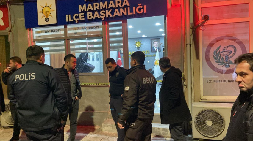 AK Parti Marmara İlçe Başkanlığına Taşlı Saldırı: Kapşonlu şüpheli binaya taş attı, emniyet geniş çaplı inceleme başlattı