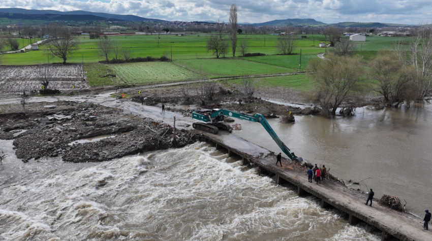 Kepsut Çayı Köprüsünde Yoğun Yağış Hasarı