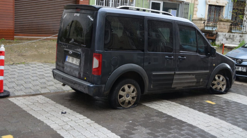 Altıeylül’de Lastikleri Zarar Görmüş Otomobil Dikkat Çekti
