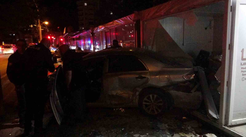 Kontrolden çıkan otomobilin çarptığı araç iş yerine daldı
