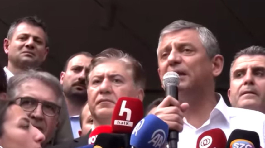 Özgür Özel Parti Binasından Ayrılıyor