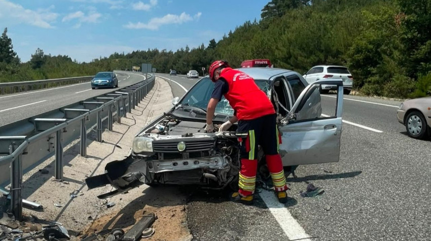 Edremit-Balıkesir Yolunda Korkutan Kaza! Araç Refüje Çarptı