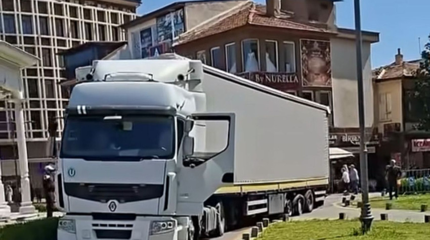 Balıkesir Ali Hikmet Paşa Meydanı’nda TIR Sıkıştı Trafik Kilitlendi