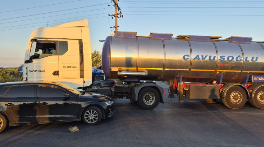 Ayvalık’ta Kavşakta TIR ile Otomobil Çarpıştı