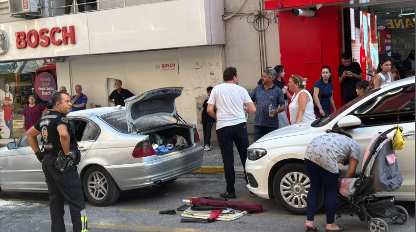 Balıkesir Merkezde Araç Esnafın Gözü Önünde Yandı
